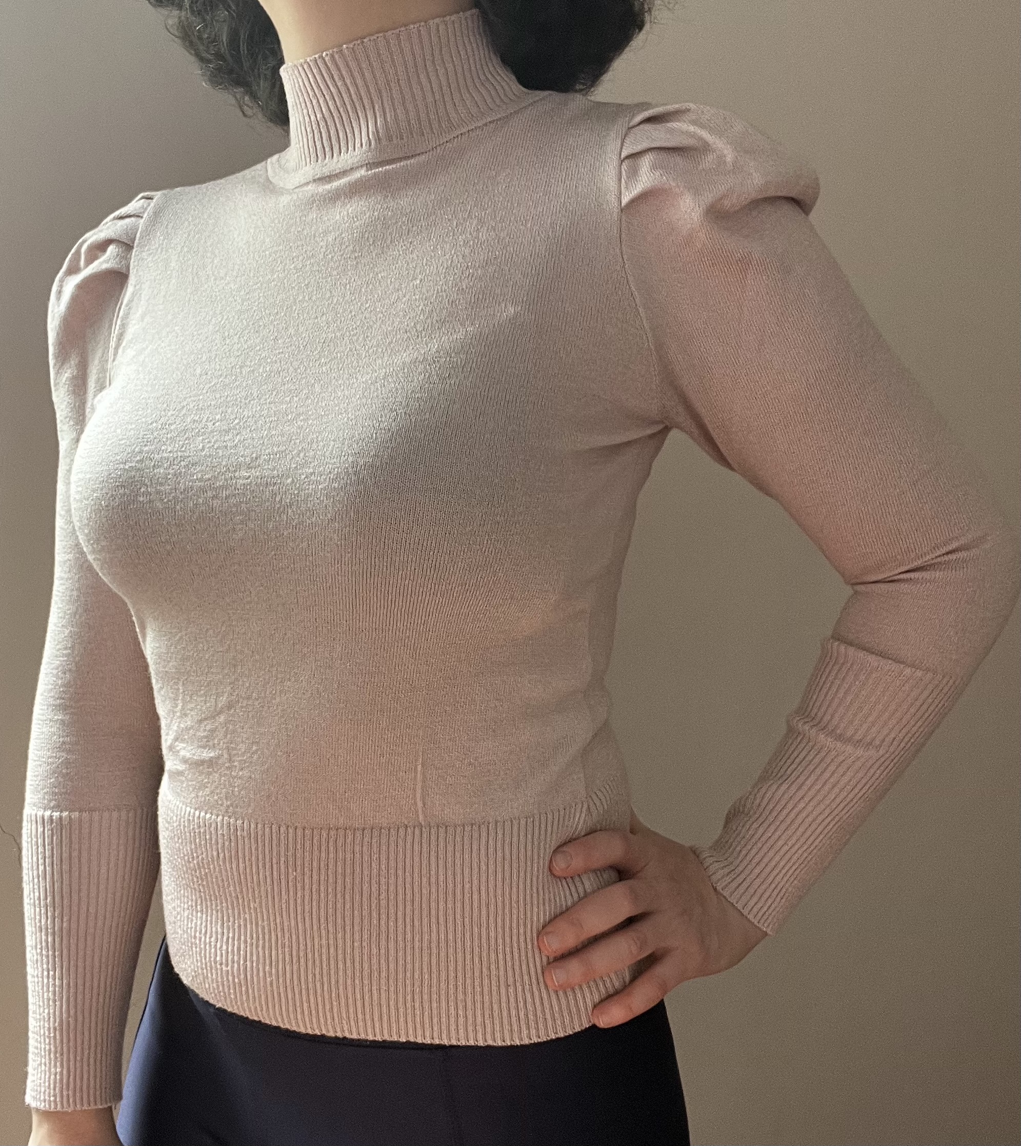 Blusa de gola alta e manga longa rosa com ombros franzidos - tamanho M