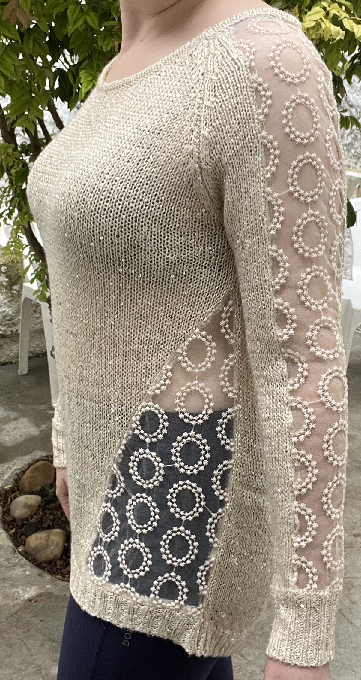 Blusa bege em tricô com fios e paetês metalizados